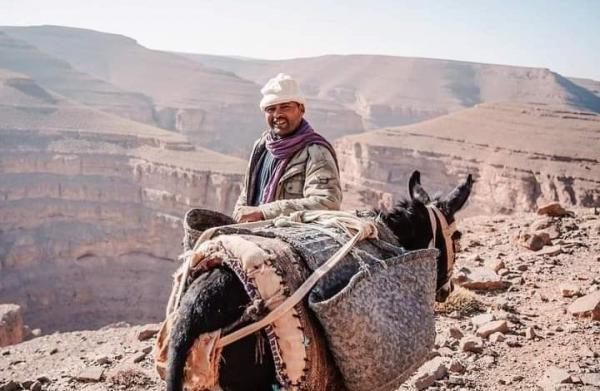 وزارة الفلاحة تفاجىء الراعي محمد المكي "مول الخبزة" بأطنان من الشعير وتجهيزات اخرى