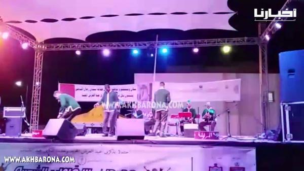 خطير ..كيشطحو فوق القعدة بمهرجان سيدي رحال حتى بدا كينزل عليهم الحجر!