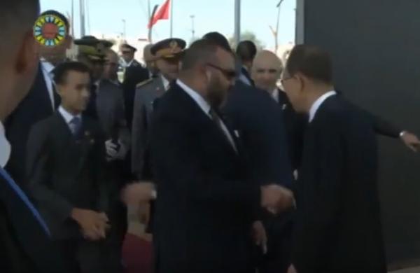 لقطة مثيرة ولي العهد الحسن يرفض التقدم للسلام على بانكيمون .. شاهد كيف تصرف مولاي رشيد !!