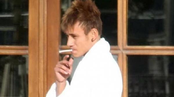 صورة : ضبط نيمار "بالجرم المشهود" وهو يدخن!