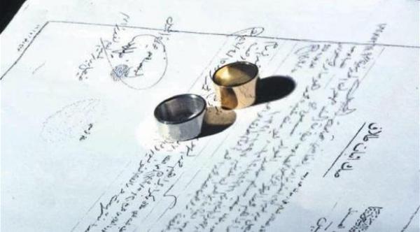 انشغلت بهاتفها ليلة الدخلة.. فطلقها