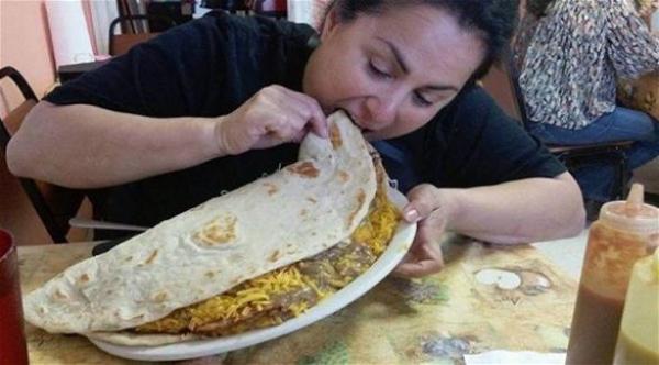 5 أشخاص تمكنوا من إنهاء هذه الوجبة في 10 دقائق