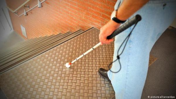 مهندس ضرير يبتكر عصا ذكية تغير حياة المكفوفين