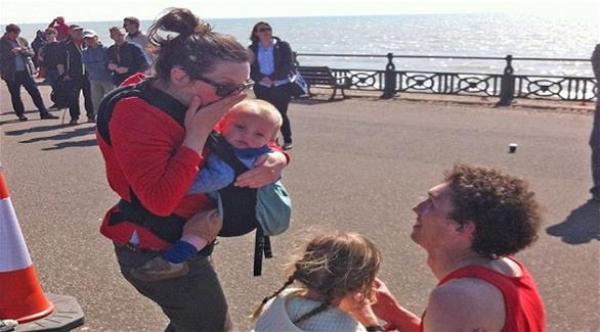 عدّاء يتوقف قبل نهاية السباق ليتقدم بعرض زواج