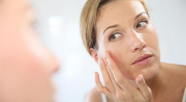 7 عادات حياتية تسرّع ظهور علامات الشيخوخة