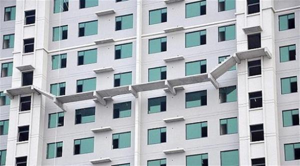 هل تعرف سبب بناء أدراج معلقة على واجهة هذه المباني؟