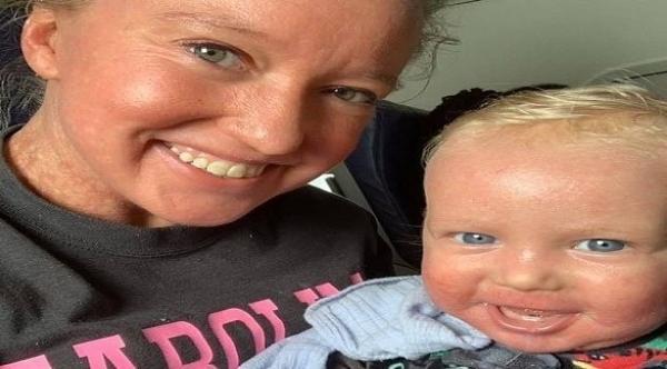 بسبب مرض جلدي ...شركة تطرد أما مع رضيعها من الطائرة