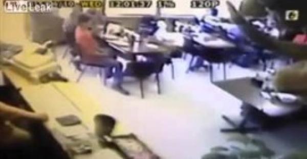 بالفيديو.. فتاة تقتحم مقهى بسيارتها وتطيح بزواره ومحتوياته