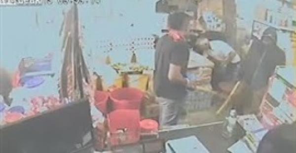 بالفيديو.. لصان يعتديان على عجوز أثناء سرقة سوبر ماركت