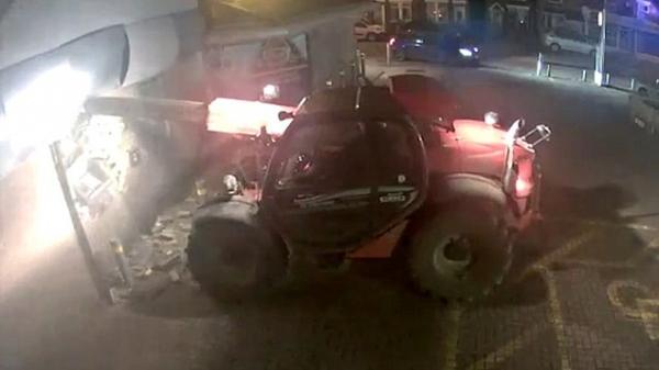 بالفيديو: لصوص يقتلعون آلة صراف من مكانها بجرافة