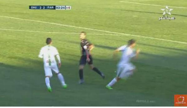 لحظة طرد الشاكير بعد بصقه على لاعب الدفاع الجديدي