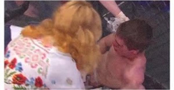 بالفيديو.. أم تهين ابنها الملاكم داخل الحلبة وتصفعه على وجهه