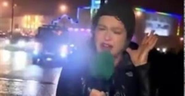 بالفيديو.. شاهد ماذا فعلت الرياح الشديدة بمذيعة على الهواء؟