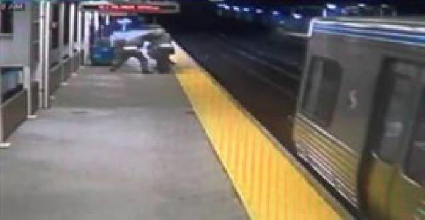 بالفيديو.. رجل وامرأة يلقنان لصا علقة ساخنة