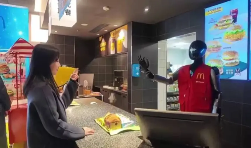 وداعا للعنصر البشري ...روبوتات  تخدم الزبائن في فروع ماكدونالدز بالصين (فيديو)