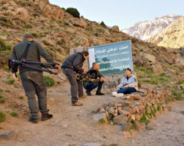 والدة الدانماركية "لويزا" إحدى ضحيتي مذبحة "شمهروش" تحل بمنطقة "إمليل" رفقة طاقم صحافي