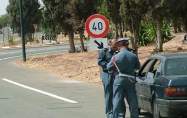 انقلاب شاحنة محملة بالزيتون بالقرب من "براج" أمني وهكذا نجا رجال الدرك الملكي بأعجوبة من الحادث