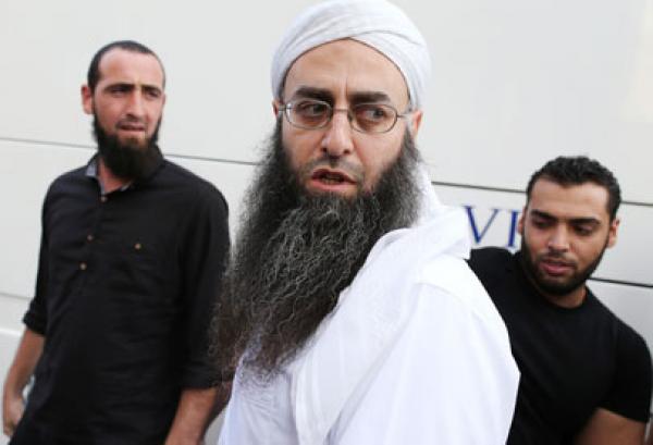 القبض على أحمد الأسير أثناء محاولته الفرار متخفيا من لبنان