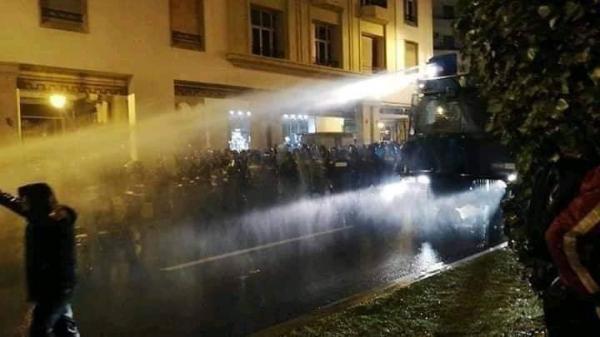 الأساتذة المتعاقدون يقضون ليلة بيضاء بشارع محمد الخامس والأمن يتدخل بخراطيم المياه لفض اعتصامهم (صور+فيديو)