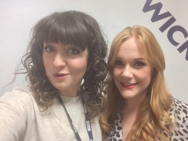 مذيعتان تخلعان ملابسهما على الهواء لهذا السبب الغريب !