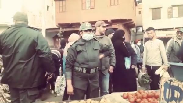 فيديو مؤثر ..بائعة خضر تحكي معانتها مع قساوة العيش..وتأثر بالغ للقائدة وأعوان السلطة