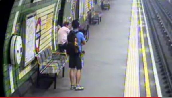 بالفيديو: تلتقط طفلها في الثواني الأخيرة قبل دهسه بالقطار