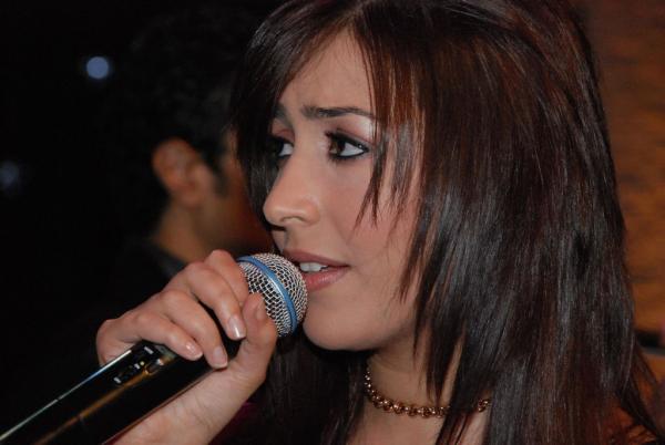 طرائف الفن : معجب يطلب الزواج من المطربة المغربية جنات على المسرح