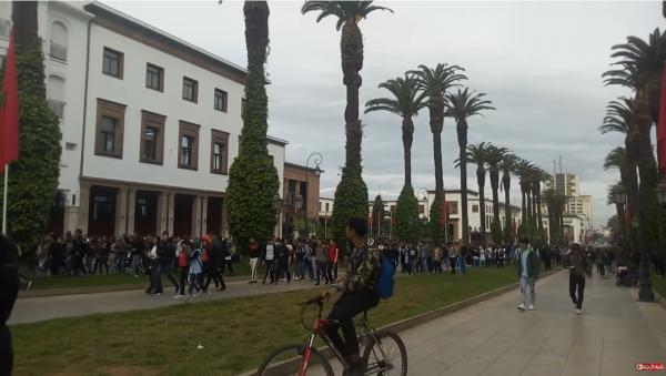 تلاميذ يحتجون أمام البرلمان احتجاجا على تبني التوقيت الصيفي