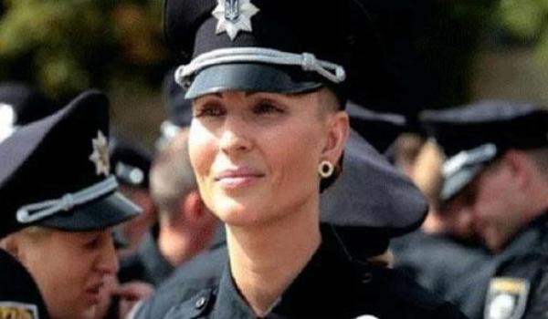 وفاة أجمل شرطية في العالم بسبب "بصقة"