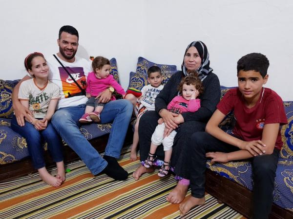 بعد "فيديو" الزروالي: مغاربة الخير يتضامنون مع السيدة خديجة أم الخمسة أيتام .. وجمعوا لها مبلغا كبيرا و محترما جدا