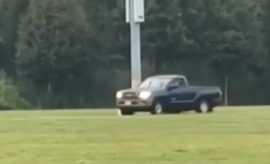 شاحنة تقتحم ملعبا للأطفال وتصطدم بعمود إنارة