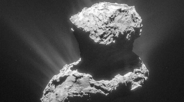 علماء الفضاء يعثرون على "آثار للحياة" على سطح أحد المذنبات