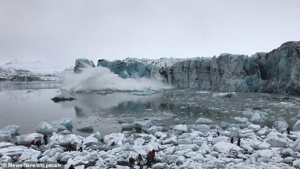 لحظة انهيار حائط جليدي تجبر السياح على الفرار (فيديو )