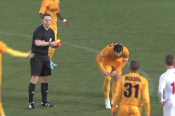 بالفيديو: لاعب مطرود يتحول لثور هائج والملعب بأكمله يفشل في إيقافه