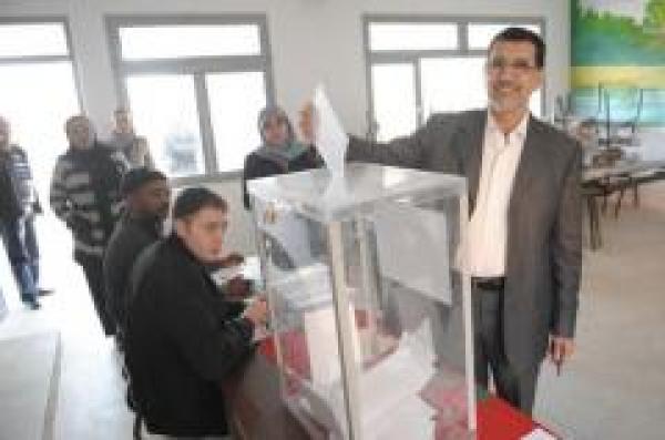 العثماني يدلي بصوته في الانتخابات بمدينة سلا