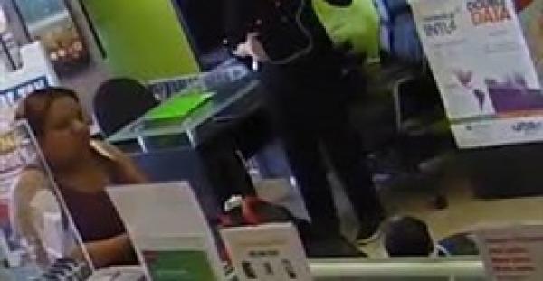 غباء لص يوقعه في شر أعماله (فيديو)