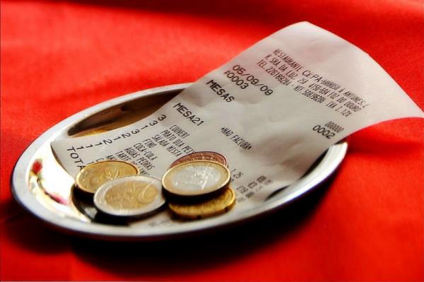 16 ألف دولار "إكرامية" من زبون مطعم أمريكي اشترى شطيرتي هوت دوغ (صورة)