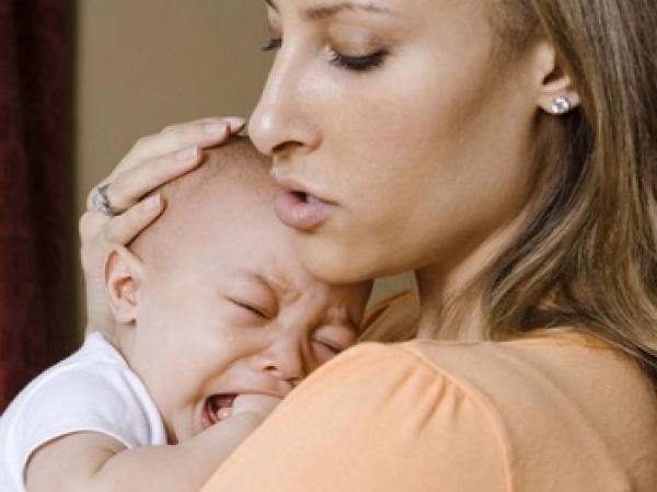 ما السر وراء توقف الأطفال عن البكاء بعد حملهم ؟