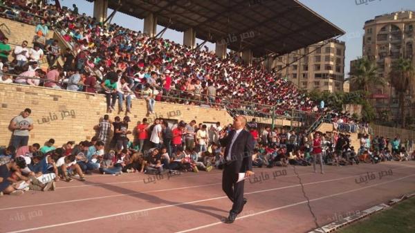 بالفيديو و الصور: معلم مصري يستأجر ملعبا رياضياً لحصص الدرس الخصوصي ..و الحصة مقابل 60 جنيها