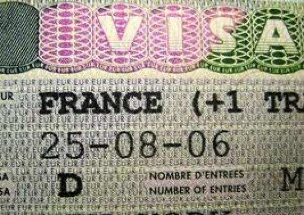 يحدث بالقنصلية الفرنسية بمراكش: مستخدمون يبيعون المواعيد بشكل غير قانوني