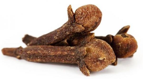 لماذا يعتبر القرنفل أفضل علاج طبيعي لألم الأسنان؟