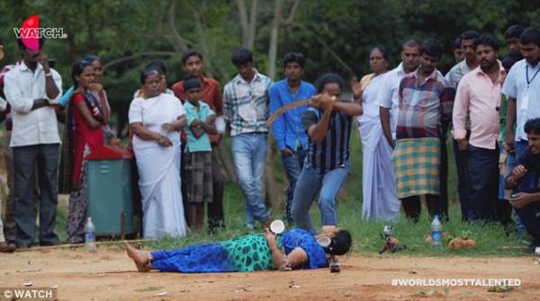 بالصور والفيديو..هندي يشق جوزة هند مستقرة على رقبة زوجته!