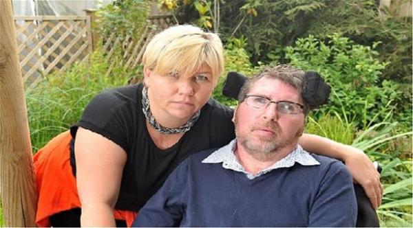 مكتب العمل البريطاني يطلب من رجل مشلول كلياً حضور مقابلة