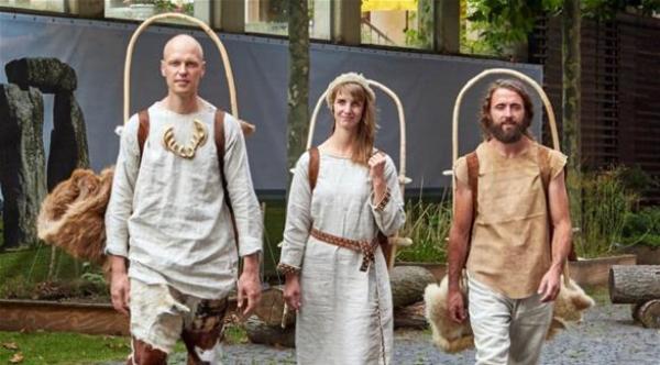 ثلاثة ألمان يجربون حياة إنسان العصر الحجري