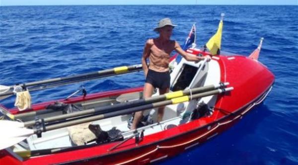 بريطاني يصبح أول شخص يعبر المحيط الهادئ تجديفاً