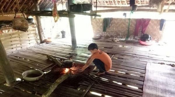 بعدما رفض أن تتبناه أية أسرة .. طفل ذو 10 أعوام يعيل نفسه بعد فقدان والديه