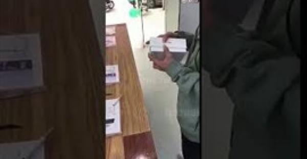 بالفيديو.. شاب منحوس يكسر هاتف «آيفون إكس» بعد ثوان من شرائه
