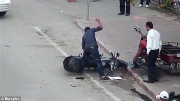 بالفيديو والصور.. أغرب رد فعل من شاب غرمه رجال المرور بسبب «الخوذة»