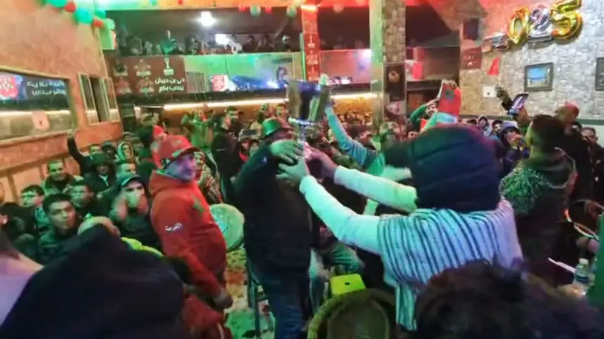 أجواء حماسية بطنجة.. الجماهير تشعل الأحياء وتشجع “الأسود” أمام نيجيريا: بغينا الكأس