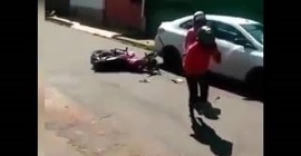 بالفيديو.. أغرب رد فعل لفتاتين تعرضتا لحادث تصادم مروع